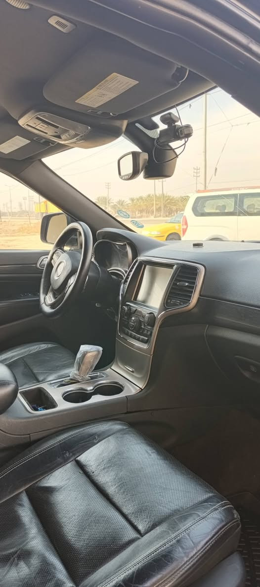 السلام عليكم 
للبيع او مراوس حسب القناعة جيب 2018 وارد امريكي حادثه بأمريكا جاملغ خلفي فقط بارد بالعراق بيها بابين رش وملونين الجاملغ وياهن نص من عنده عليها كت SRT كامل رقم بغداد 
ماشيه 119 فول ماعدى الفتحه صور الحادث مرفقة بالمنشور 
السعر 210 
للأستفسار ***********
