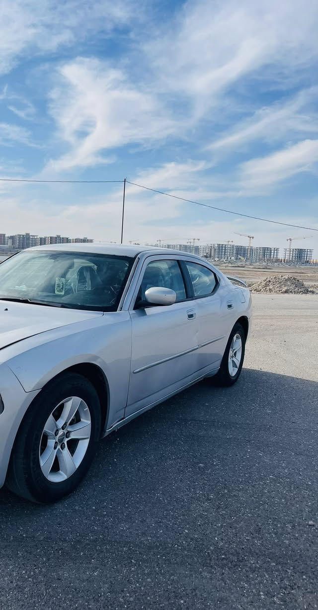 السلام عليكم جارجر 2010 وارد كندي  رقم ارييل بسم كردي جاهز للتحويل او الوكاله مكفوله من الضربه والتبديل مكينه 3500 اصل Abs  وكامره بلاديه وحساسات كير ومحرك مكفولات حداديه 80% علما السياره بيه مكانات لكط اخياس فقط السياره مال بيت ممشتغله خط ماشيه 200 الف السعر 90 ورقه العنوان بصره/ ياسين خريبط / تليفون ***********
