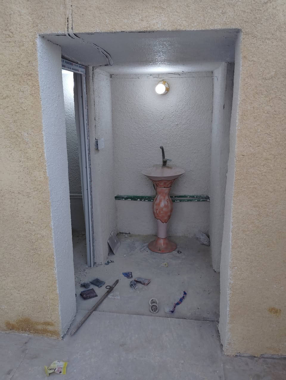 الدار للبيع المساحه 150متر طابو زراعي سند 25 تحويل مباشر بسم المشتري يتكون من غرفه نوم وستقبال وصاله ومطبخ مجمع صحي خارجي وداخلي وطارمه وممر خلف البيت وحديقه شارع تبليط ومجاري البيت نضيف جدا 
الموقع على ربيانه قرب الشيخ أبو أنس أو قرب سيد فرحان 
السعر مناسب جدا 65 
أي استفسار إتصال على الرقم التالي واتساب ***********
أو مراجعة مكتب ابو زهراء التميمي شارع المواكب مقابل حسينية الخزرج الخاص مفتوح
