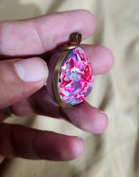 عقيق دموي • إطار نحاسي • تفاصيل دقيقة