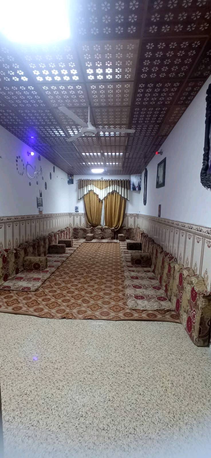 بيت في منطقه سيد خضير زراعي مساحته 270  وبي وصل تطويب مبني بي 4 غرف وصاله ودوانيه 8 امتار
وصحيات الغرفه الرابعه عوزهه لبخ ومطبخ كله سراميك ليفوك بي خطين كهرباء ومولد خط ذهبي خدمات متكامله ومدارس يمه السعر البيت 35 مع تفاوض 