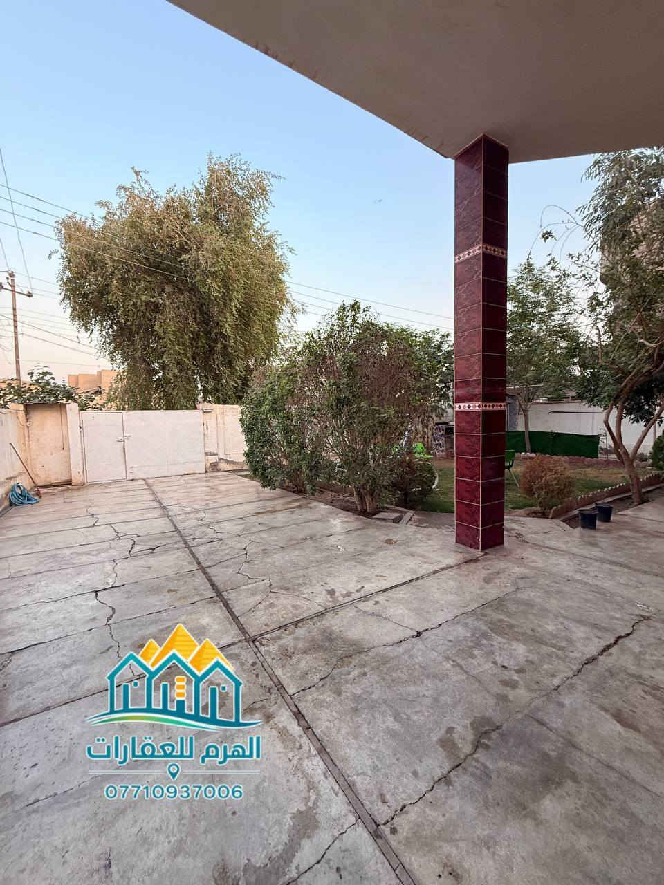 بيت للبيع – حي المثنى / خلف الخضراء

📏 المساحة: 412م²
📍 الموقع: ركن مميز على شارعين (شارع 15× شارع 12 متر)
🚗 الگراج: واسع يتسع لسيارة
🌿 تتوفر حديقة أمامية 

🏠 المواصفات:

4 غرف نوم

استقبال واسع + صالة + مطبخ

البيت متوسط العمر وجاهز للسكن، أو للاستثمار، أو لإعادة البناء من جديد

💎 المميزات الإضافية:
📍 موقع مميز جدًا في بداية حي المثنى، قريب من الأربع شوارع (أول فرع)،
وفرصة ممتازة للباحثين عن سكن واسع أو مشروع بناء حديث.

📞 للاستفسار والمعاينة:
أنس: ***********
غيث: ***********

📍 موقع المكتب: حي الضباط الثانية – مقابل شارع 2000
