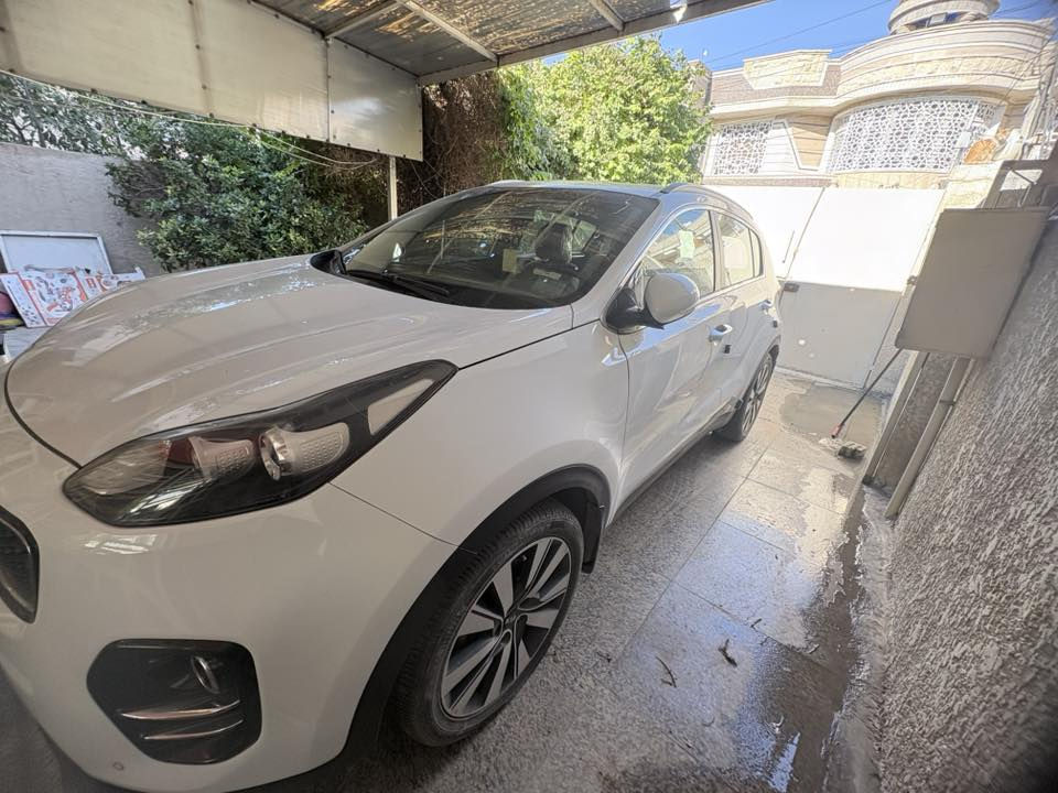 كيا سبورتج ٢٠١٦
محرك ٢٠٠٠
شاشه
مرايا كهرباء
كشنات تدفئه للمقاعد الامامي والخلفي
كامره دواره
حساسات امامي خلفي
مانع انزلاق
مثبت سرعه
مثبت الانحدار
وضعيات قياده
سستم صوت UBL

ايرباك عدد ٢
سويج عدد ٢
بيه جاملغ امامي جهة السايق مبدل نفس اللون
وبارد بالباب مال السايق والي بصف السايق ( بارد فقط)
باسمي السياره
ماشيه 
٨٤ الف كيلو
رايده ب 180 ورقه
***********
