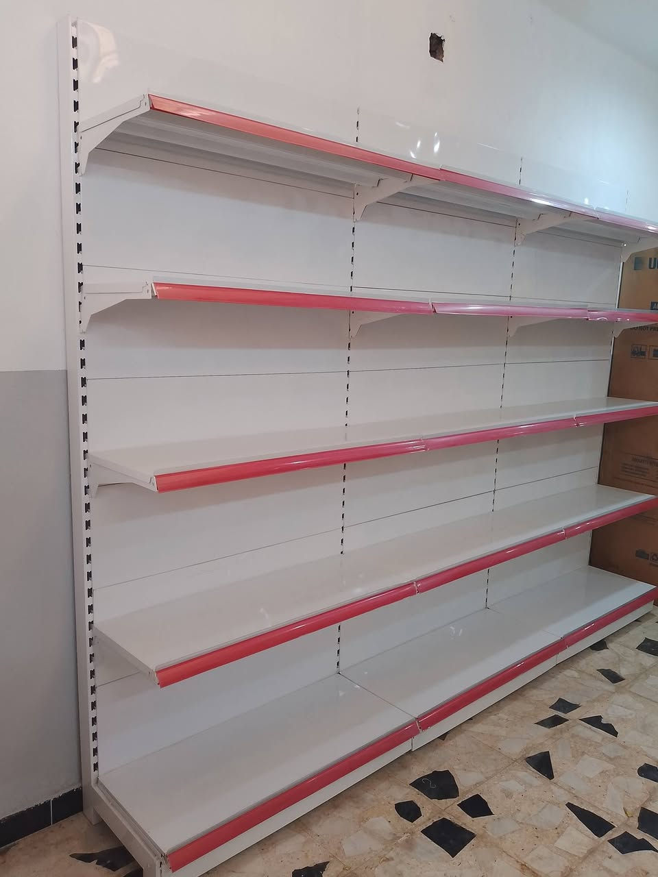 سفينه وسطية نضيفه تركيه ورفوف جداري الشراي يتصل العنوان بغداد مدينه الصدر اكو توصيل ***********4
