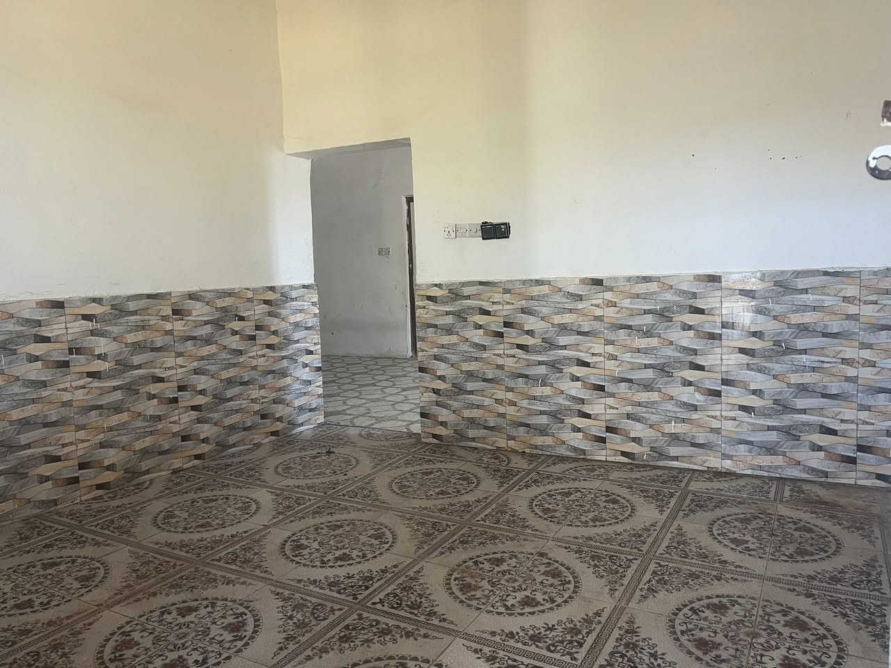 السلام عليكم ،،
🏠 دار سكن زراعي حواس للبيع ،،

📐 المساحة / ١٥٠ متر  طابقين ٤غرف نوم (ركن)

#الدار ركن على شارع ١٥ متر تجاري يربط بين حي 

العباس ع وحسينية حواس قريب من الشارع العام 

📍الموقع / حواس  # موقع مميز جدا ويصلح تجاري وسكني على شارعين  ،،

السعر /  ٥٠ مليون وبي مجال ،،

للاستفسار اكثر الاتصال على الارقام التالية 

***********   /  ***********
