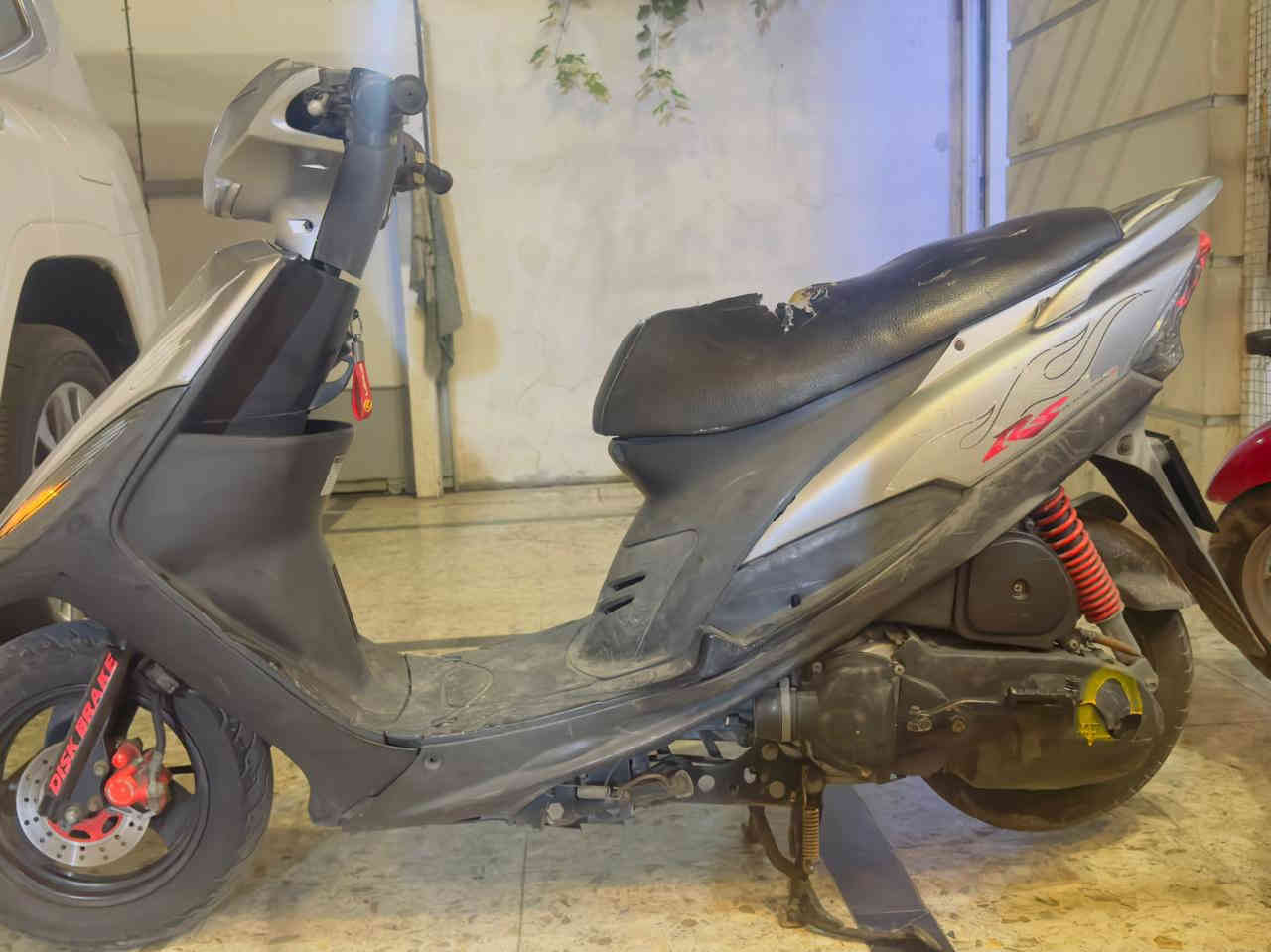 السلام عليكم
اخوان ماكس عدلة للبيع 
الدراجة كلها بلادي عدة السلف 
مكينة بلادية . 
ادمة كاملة مسويلها . 
كهربائيات كلها شغالة .
شلعة ومعدل . 
كيجات شغالة .
لايت .LED . 
اورقها موجودة . 
عنوان . حي سومر البنوك شارع المدارس.  
سعرها . 900 . وبيها مجال للشراي ويدلل  . 
رقم . ***********
