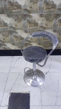 كراسي ٢ بلاستك و ١ ستول للبيع للتواصل اتصل على الرقم التالي: ٠٧٧٠٨٠١٦٦...