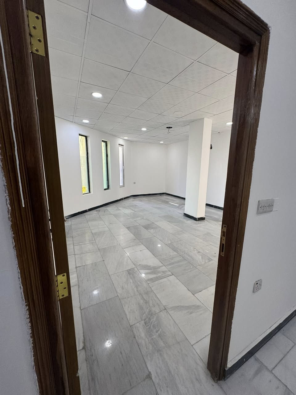 للأيجار عيادة أو مكتب
الموقع الحارثية شارع الكندي
غرف عدد 4 وصالة عدد 2 وحمام عدد 2
أطلالة مباشرة على شارع الكندي تصلح مركز طبي 
للتواصل ***********
