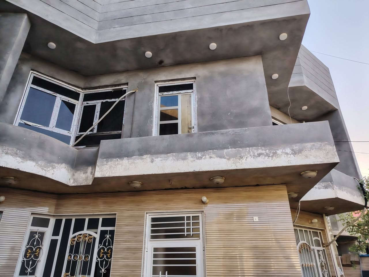 بيت للبيع طابقين 200 متر مربع 10*20 =قرب مول اهل الخير
حي نادر الثانيه، يبعد عن الشارع الخدمي 200متر
البيت واجهته شارع، وكراج سياره،  والبناء درجه اولئ
السعر 270 مليون وقابل للتفاوض، *********** ا
البيت طابو زراعي 25 بسمي،
