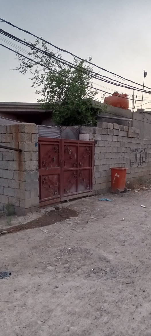 سلام عليكم بيت للبيع مساحته 200 متر يحتوي على غرفتي النوم وصاله ومطبخ وحمام وكراج سياره يبعد عن الشارع العام 200 متر العنوان قضاء العزيزيه معمل السوس الاستفسار على رقم ***********
