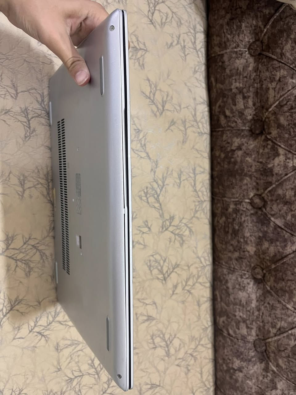 فقط بيع لايوجد مراوس 

لابتوب HP ProBook 455 G7

المعالج: AMD Ryzen 3 4300U (بسرعة تتروح تصل إلى 2.70 GHz) - أداء ممتاز واستهلاك ذكي للطاقة.
• الذاكرة العشوائية (RAM): 8 GB DDR4 (بسرعة 2667 MT/s).
• الهارد (التخزين): SSD بمساحة 238 GB (سريع جداً في الإقلاع وفتح البرامج).
• كارت الشاشة: AMD Radeon(TM) Graphics (مدمج بسعة 496 MB).
• النظام: Windows 11 (معمارية 64 bit )
السعر 225 وبيه مجال بسيط 
جماعه ال 200 وجوا لاتشوفني وجهك 
العنوان موصل توصيل ماعندي


**إذا كنت صاحب هذا الإعلان وتريد حذفه لأي سبب، رجاءا أرسل رسالة إلى الدعم الفني**