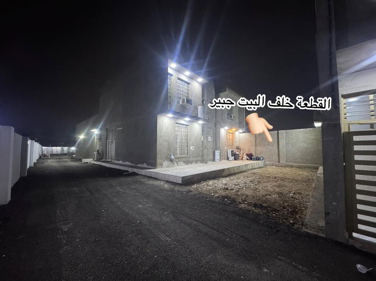 السلام عليكم دونم  سند25مع 4 دور سكنية بناء2025 كاملات  التفاصيل والسعر كلهن راح اكتبهن كلهن والموقع 
البيت الاول الجبير 300 متر طابق ونص كامل   مكمل نقص فقط الواجهية
الاستقبال12 متر الهول9 المطبخ بارد9 المطبخ حار5 غرفتين جوة وفوك ثنين سويت  كاملات
كدامة الحديقة 
خلف البيت الجبير قطعة 100 متر 
ورة القطعة تجي 3 دور سكنية مساحة البيت الواحد175 متر طابق واحد 
كاملات بناء واحد على واحد
خلف البيوت ال3 قطعة ارض200  متر 
البيوت كاملات بناء طابوق صب كونكريت مسلح بورسلين
مسيج داير مدايرة كاملات من كلشي بناء1/1 
الموقع مثل ماموضح بالصورة الاخيرة
 السياحي خلف معمل الدوة  
السعر المطلوب800م وبي مجال للشراي
الرقم للاستفسار: ***********
