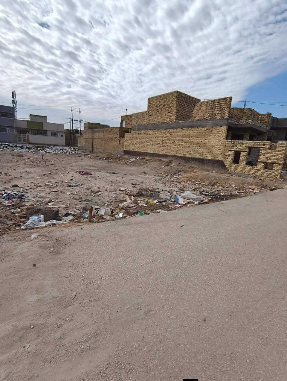 السلام عليكم 
قطعة ارض للبيع مكان مميز جدا
طابو زراعي سند 25 
العنوان // المدحتية /الحمزة الغربي  الشارع الاول شارع مهدي عاكول أمام زراعة المدحتيه والفرع الثاني أمام مدرسة عدن للبنات المعاره والشارع الثالث ربيانه قرب
 مدير ناحية المدحتيه حجي نبيل خدمات كامله من ماء
 وكهرباء ومجاري خارجيه شارع تبليط 
القطعه على 3شوارع
عرض الشارع 7متر
المساحة// 280متر
السعر /80وبيه مجال 
تحويل القطعه ثاني يوم بعد الشراء
القطعه على التبليط مباشر 
للاستفسار
مراجعة مكتب دلالية وائل الهندي 
***********وائل الهندي
***********ابو علي
