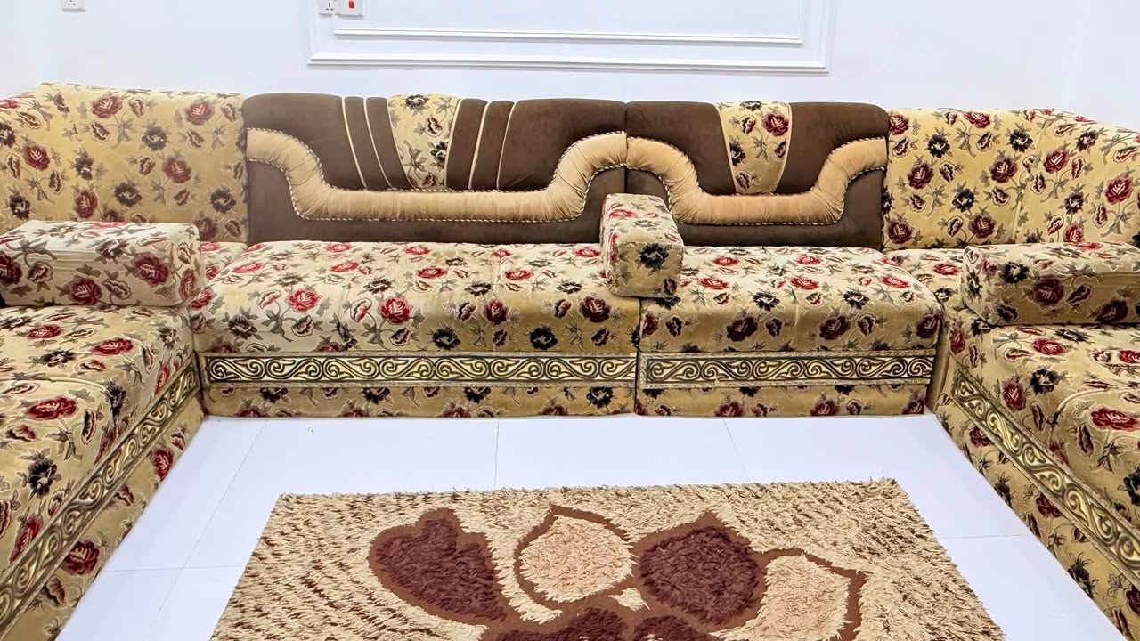 ديوان للبيع مساحته 23 متر
يحتوي على 3 زاويه و 12 كوشه
نضافته ٪90
السعر مليون و نص وبيهن مجال الشراي يتواصل واتساب ..... ***********
