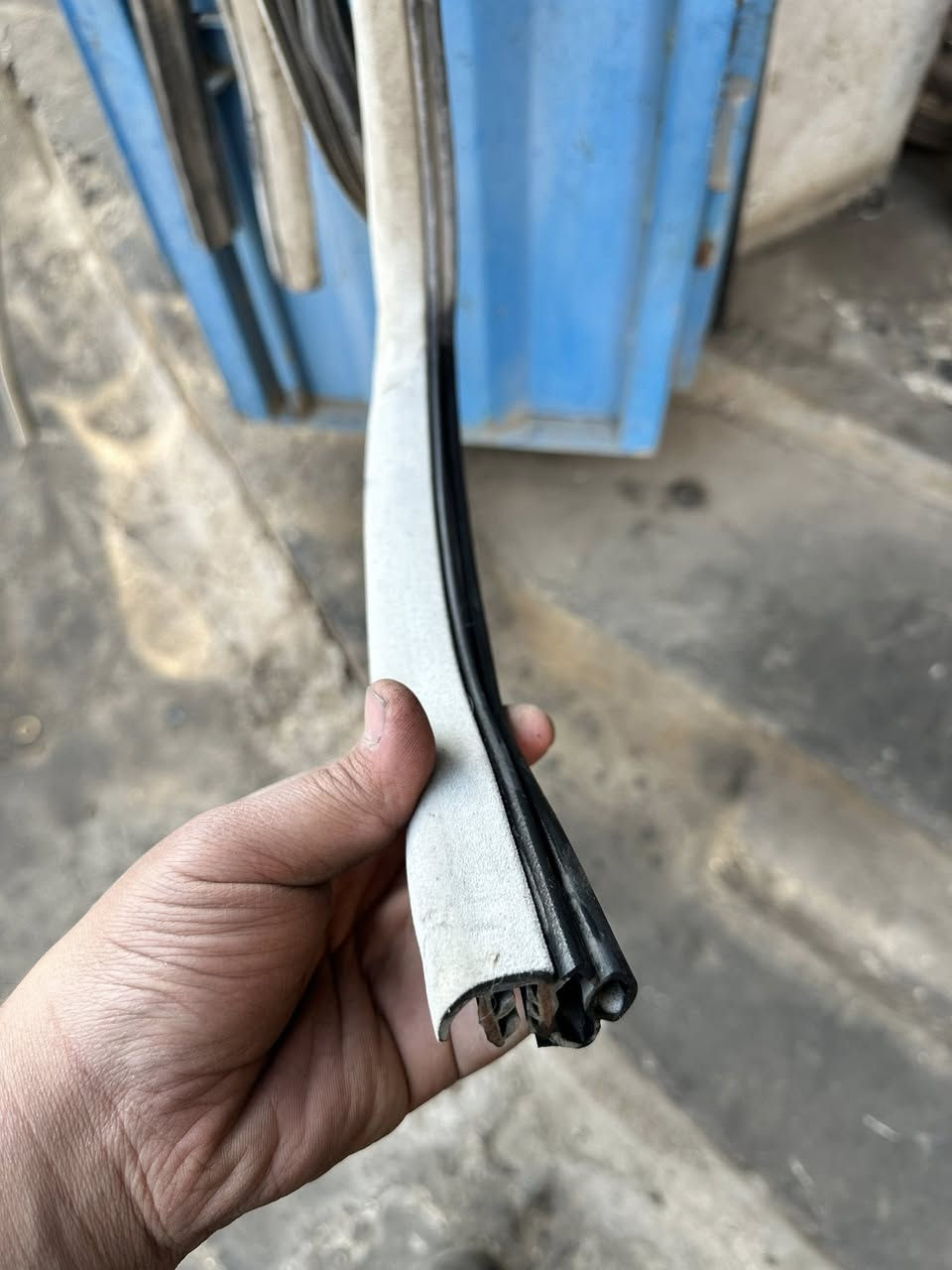 تخم سفايف ابواب لونين توكلر
ابيض واسود 
الابيض يجي بلون الداخل 
فقط للسيارات الفولل 🤭🫠 
*********** 
يوجد توصيل جميع محافظات العراق 
100 الف مع التوصيل
