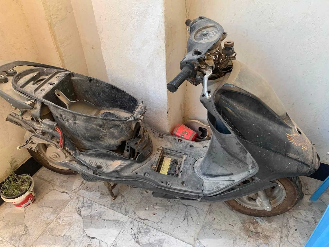 دراجتين للبيع بريز وحده محتاجه كفرات اويل وثانيه شغاله طكة سويج عايزها  صالنصه   .. رايديهن اثنينهن ب500 الف وين تلكون هيج سعر عنواني بغداد قرب تقاطع درويش منطقة دوانم الري .. ***********
