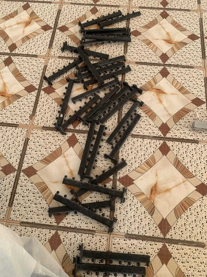 سجج 39
تعاليق بيض 18 وسود 30
ملكانات كبار 5
ملكانة ولادي صغير 1 
مجسم بدي 2
ستاندات 6
رفوف 30
كلهن موضحات بالصور 
مشتريهن بمليون و100 
الاستخدام 4 اشهر 
السعر 850 
العنوان ديالى ***********
