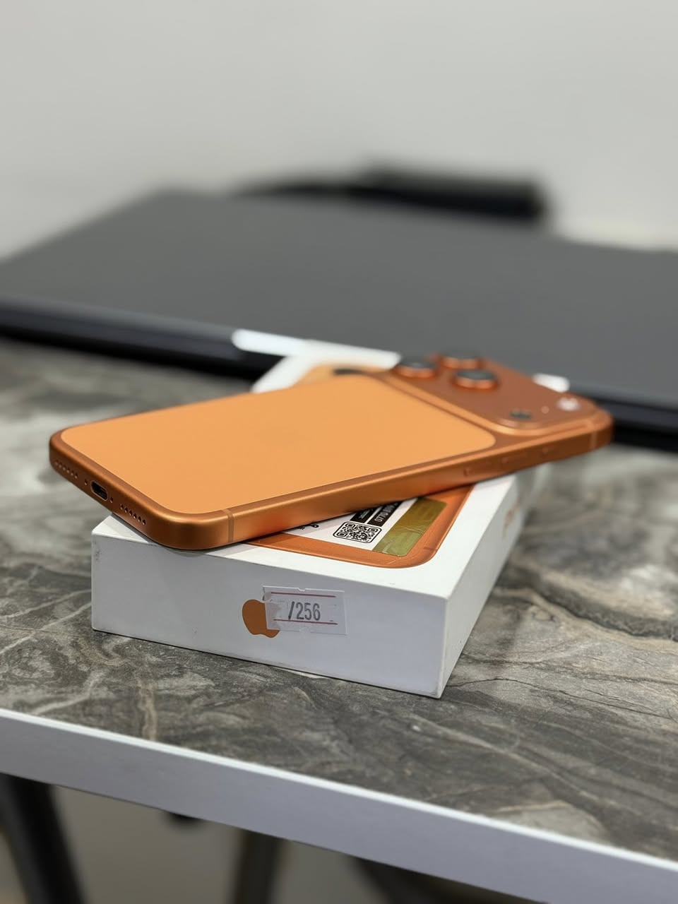 السلام عليكم
ايفون 17 برو ماكس ايسم 
ذاكرة 256 بطارية 100 دورات الشحن 53 جهاز جديد جداً شخط مابي 
السعر مليون و800 
مكاني بغداد الدوره 
‏***********
