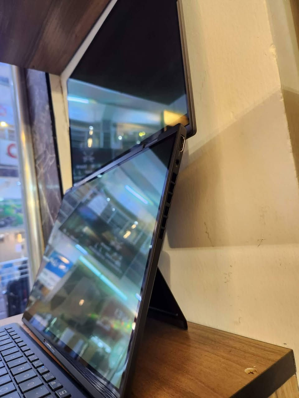 السلام عليكم
Asus ZenBook Duo 
Ultra 7 
16
1tb
كارتون ماكو
شاحنة وقلم فقط
مشحونة 17 مرة
السعر 1,250,000
***********
واتساب او مسنجر
