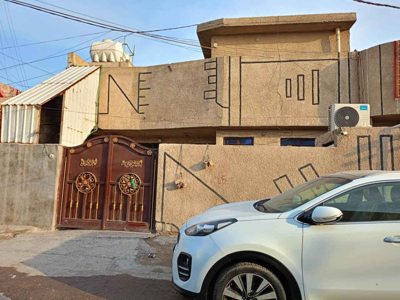 للبيع مساحه ٢٠٠م قاطين مسلح ٤غرف وصاله وستقبال خدمات كامله بدايه المنطقة ***********
