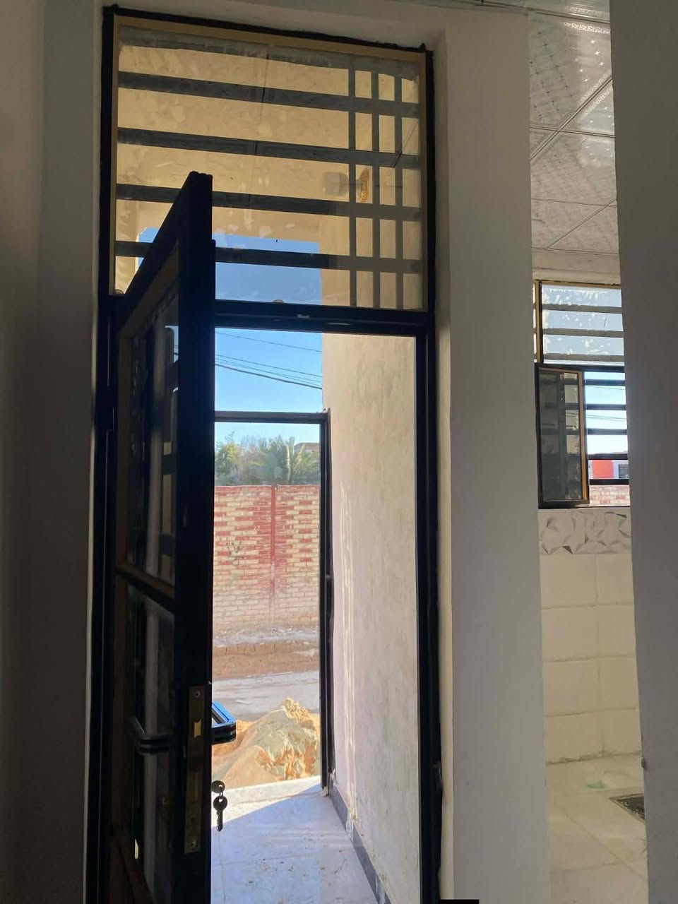 50متر سعره 17وبيه مجال بلاش بلاش
.. *********** أو تساب

بيت على شارع المطار مقابيل ملحق القريه ماء وكهرباء واتبليط الحد باب بيت طابو زرعي سند 25 بناء طابوك جمهوري صب كونكريت سيراميك بورسلين ثقيل
