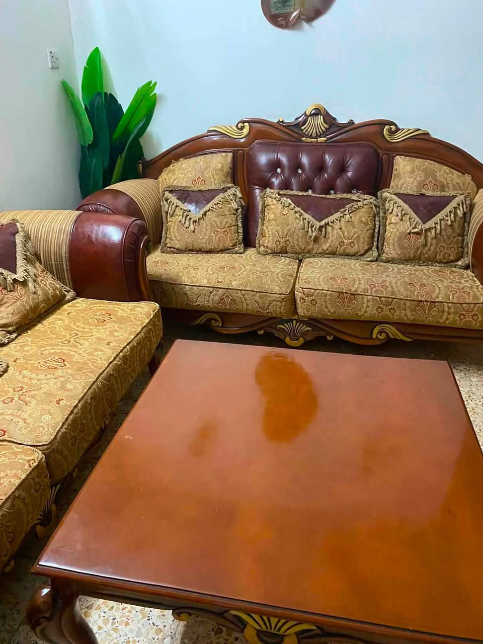 متاح تخم نضيف جدا وجوده عاليه جدا
عدد 2 قنفات كبيره
عدد 4  قنفات صغيره
مع ميز وطبلات
المكان بغداد ساحه عدن السعر 600 
***********
