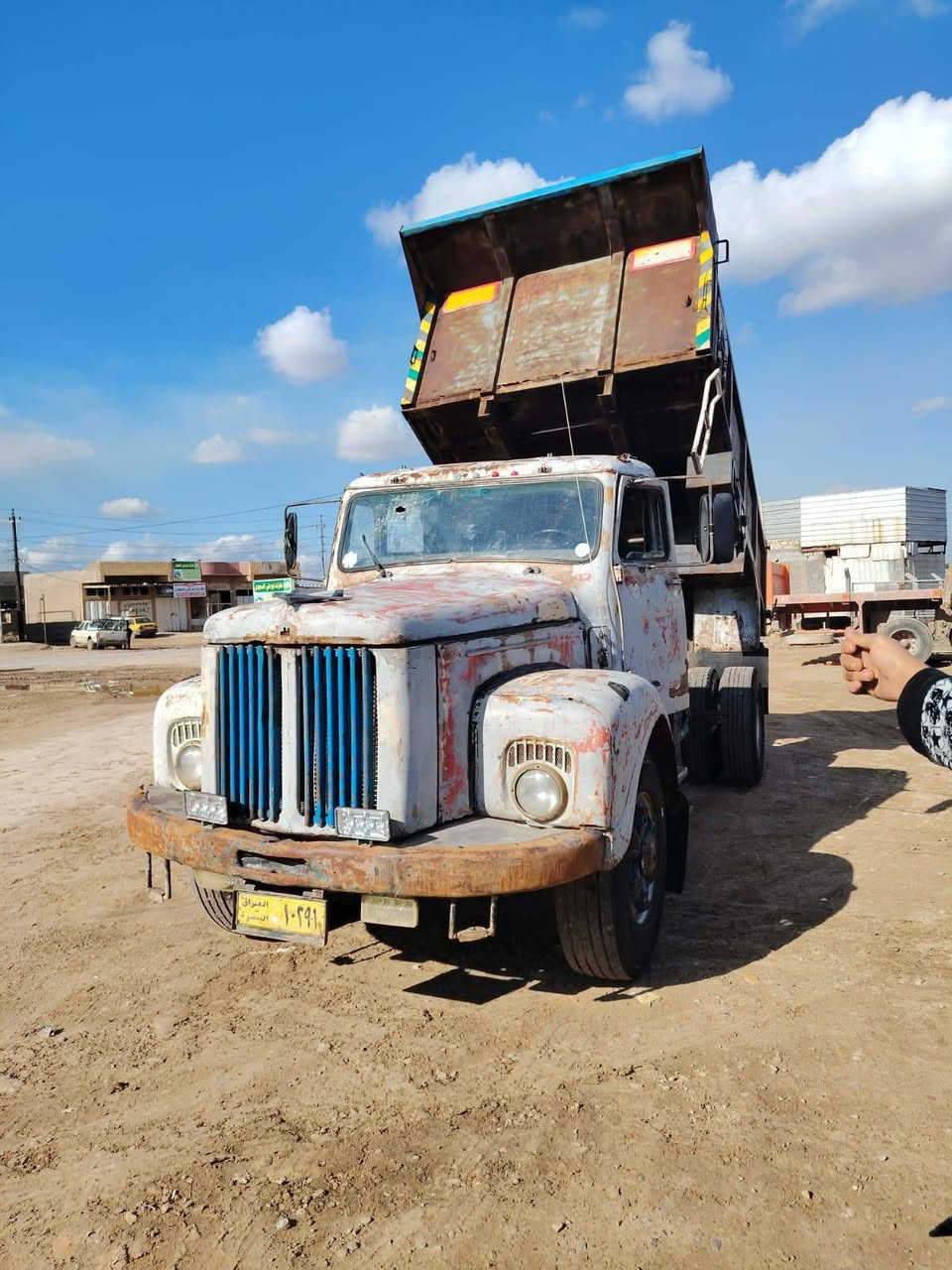 سلام عليكم عمي هاي سيارة مطلوب فلوس ما حوله راح سوي على حجز له ما دز فلوس
