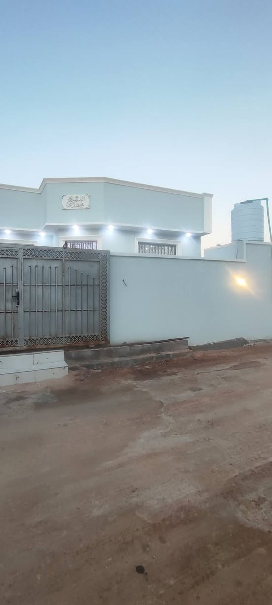 يتوفر بيت للبيع طابو زراعي عراقي صاحب الملك موجود 
كونكريت مسلح بناء جديد 
مساحه 200 متر 
يحتوي البيت على
غرف عدد 2 منام
صاله مطبخ
ديوان كراج
صحيات داخل وخارج العنوان 
ابي الخصيب طريق الوسطي
السبيليات الغربيه 
قرب المدرسة الصفره شارع تبليط 
منطقة هدوئ ثالث بيت عن طريق الوسطي الشارع العام 
السعر 100 مليون بي مجال البيت فارق جاهز للسكن 
*********** متوفر واتساب
