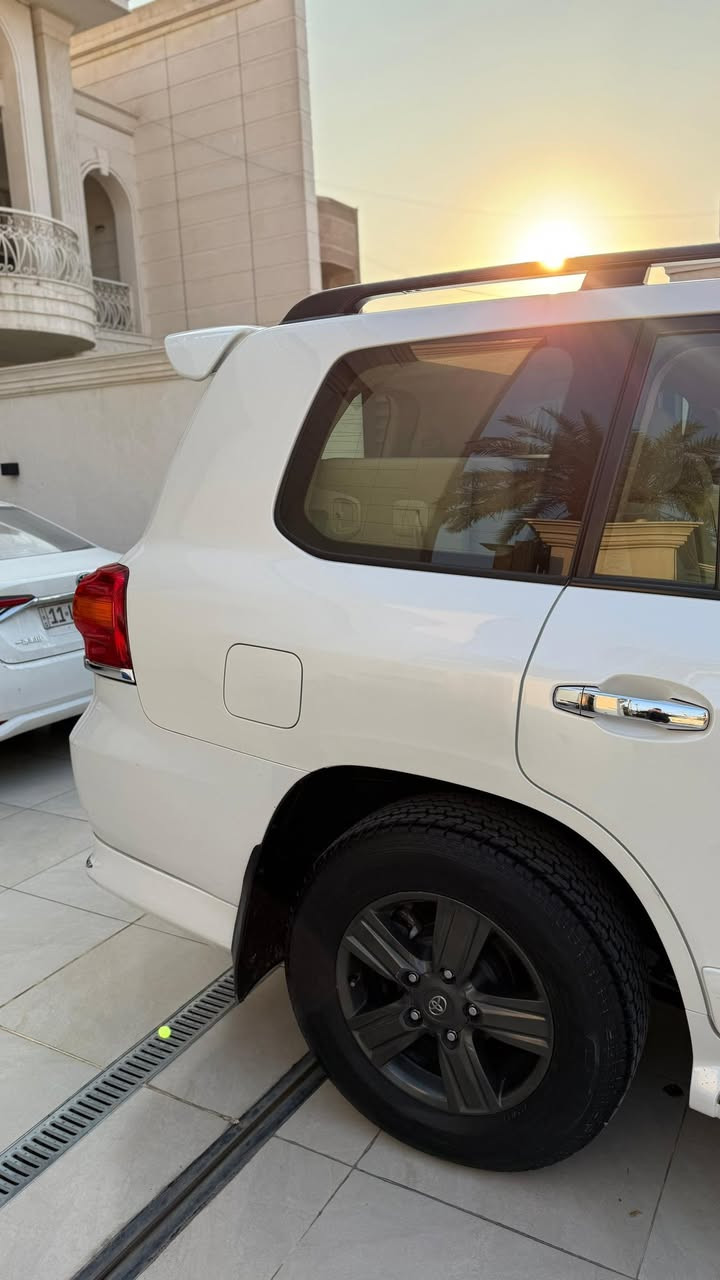 2015 Toyota Landcruiser 

سلام عليكم

لاندكروز 2015 جيهان اول مالك 
GXR v6
مكينة 6 سلندر
رقم سليمانية باسمي
ماشية 138 الف حقيقي

سبير وعدة مال شركة 
على ايد وحدة من هيه زيرو 
مكينة كير حداديه تخم تاير باتري كهربائيات كلهن جدد 
كفاله من الصبغ والتبديل 

بيها بارد جوه قبغ البانزين

المواصفات:-
سلايد فتحة
ثلاجة 
كشنات كهربائي ثلاث دكم
شاشة + كامرة + حساس امامي خلفي  
تحكمات ستيرن 
مري شفط
8 ايرباك 

نظام فور ويل 
تشغيل عن بعد 
تشغيل بصمة وابواب وجنطة
وباقي من المواصفات معروفة

مكانها بغداد سيديه 📍
***********
