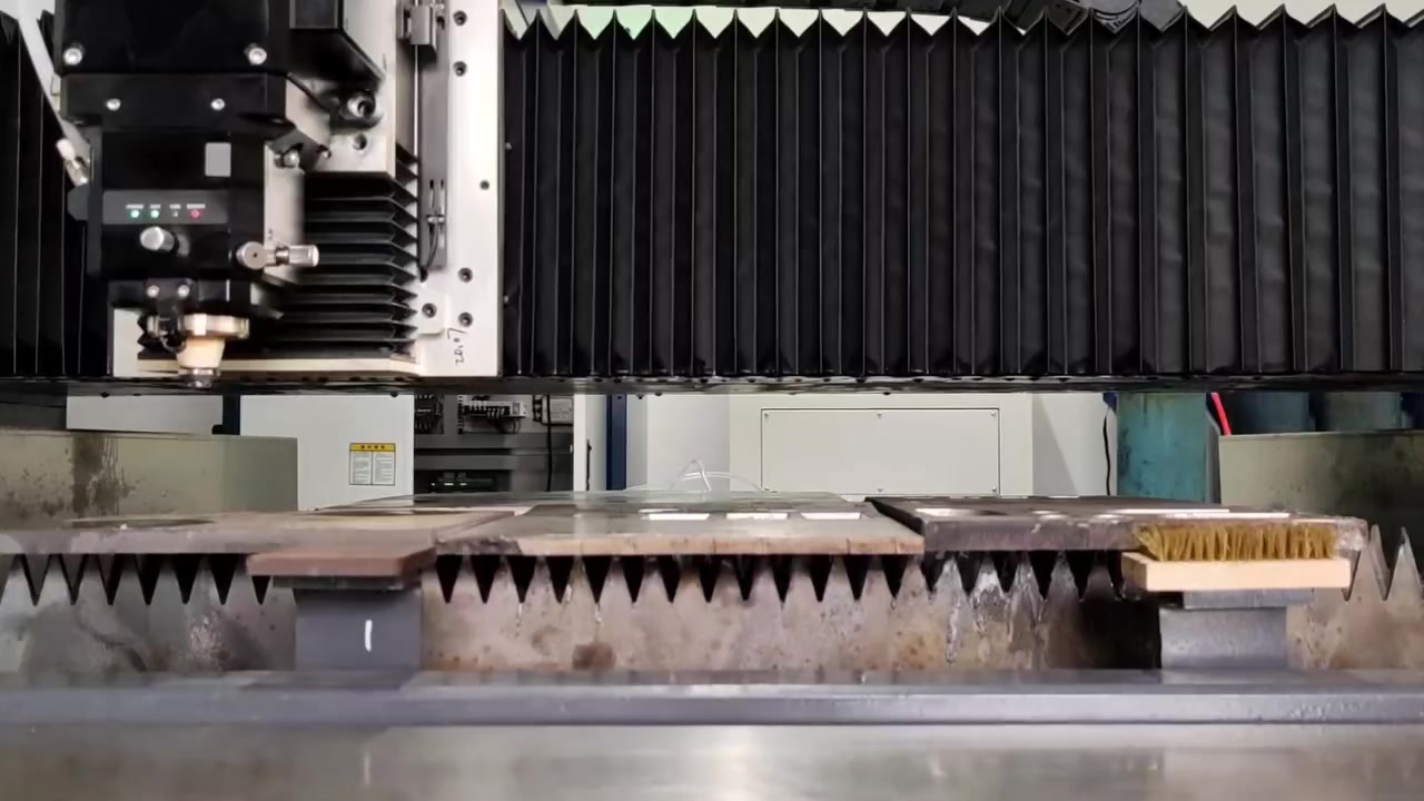 ماكينات CNC Fiber Laser لقطع المعادن
دقّة عالية | سرعة إنتاج | تكنولوجيا متطورة
نوفر أحدث ماكينات CNC Fiber Laser لقطع جميع أنواع المعادن بأعلى دقّة وأفضل جودة بتقنيات حديثة مدمجة بأنظمة ذكية تساعد على زيادة الإنتاج وتقليل التكاليف لتناسب المصانع وورش التصنيع الحديثة.
مميزات الماكينات: • قص الحديد الستانلس ستيل الألمنيوم النحاس وجميع المعادن
• دقّة عالية وحواف نظيفة بدون تشوه
• سرعة إنتاج كبيرة لزيادة كفاءة العمل والربح
• نظام تحكم ذكي سهل الاستخدام
• استهلاك طاقة منخفض مقارنة بطرق القص التقليدية
• تصميم صناعي متطور وتحمل عالي للعمل المستمر
الخدمات التي نقدمها: ✔ تجهيز وتنصيب الماكينة بالكامل
✔ تدريب المشغلين على التشغيل الصحيح
✔ دعم فني وصيانة مستمرة
✔ توفير قطع الغيار والملحقات
✔ ضمانات حقيقية وخدمة موثوقة
القدرات المتوفرة:
متوفرة بعدة قدرات حسب الطلب واحتياج العمل.
📍 العنوان: بغداد
📞 للاستفسار والحجز:
***********
استثمر في التكنولوجيا الحديثة وابدأ إنتاجك بدقّة وسرعة أعلى.
#CNC
#FiberLaser
#ماكينات_قص_المعادن
#CNC_Laser
#MetalCutting
