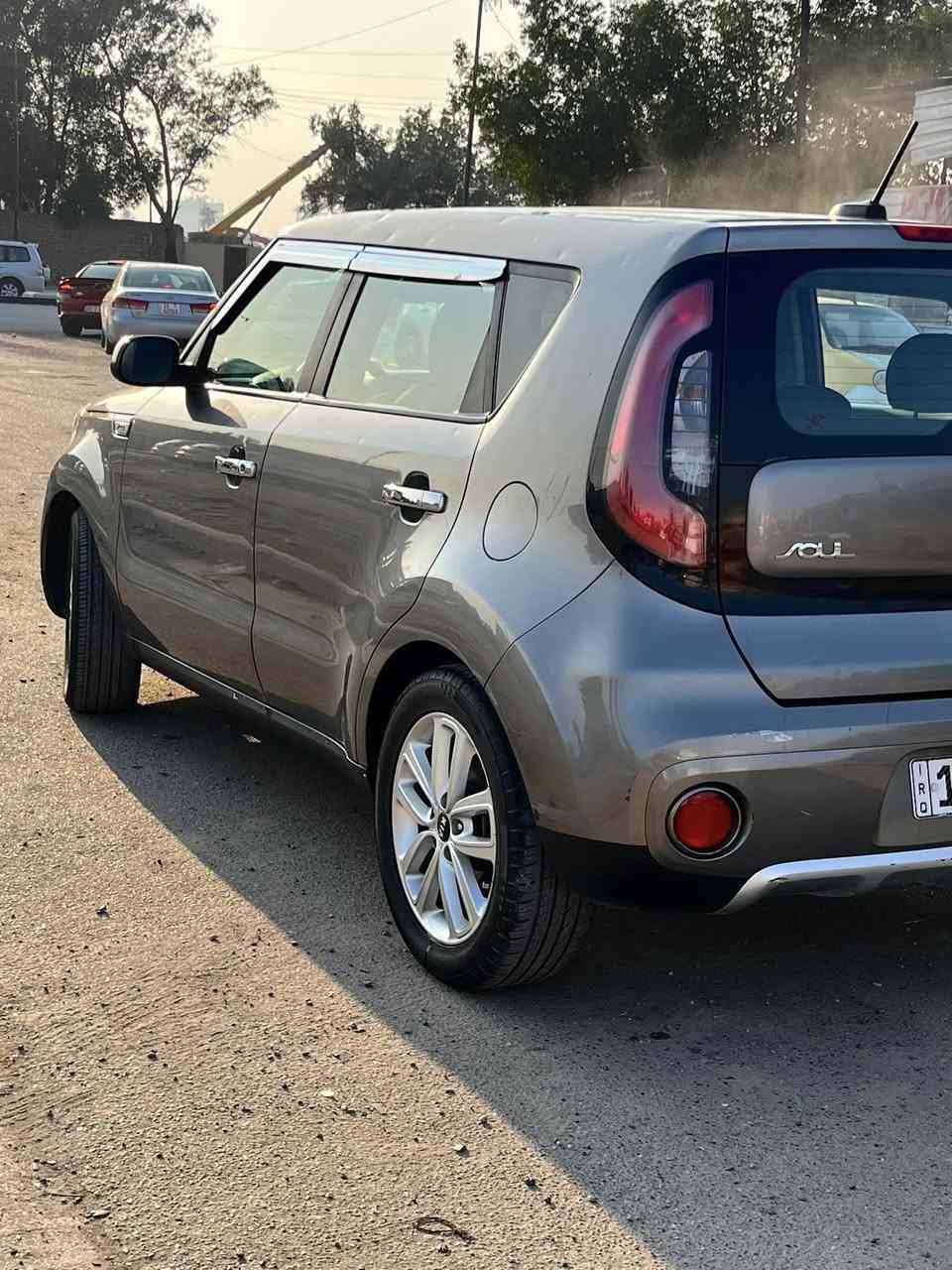 سول ٢٠١٨ امريكي محرك 2000 
ممشاها حلو 57000 الف ميل 
رقم بغداد الجديد باسمي 
سياره على ايدي صار ٧ سنين 
كير ومحرك مكفول من كل النواحي 
سياره حلوه وجاهزه مبيها اي نقص 
حادثها موضح بالصوره قطعتين صبغ 
ملاحضه ✅السياره حولبت عندي العام بنيد وقماره 
السعر ١١٣ وبيها مجال حك الجيه 
مكان السياره بغداد البلديات 
شراي اتصل على الرقم ***********
