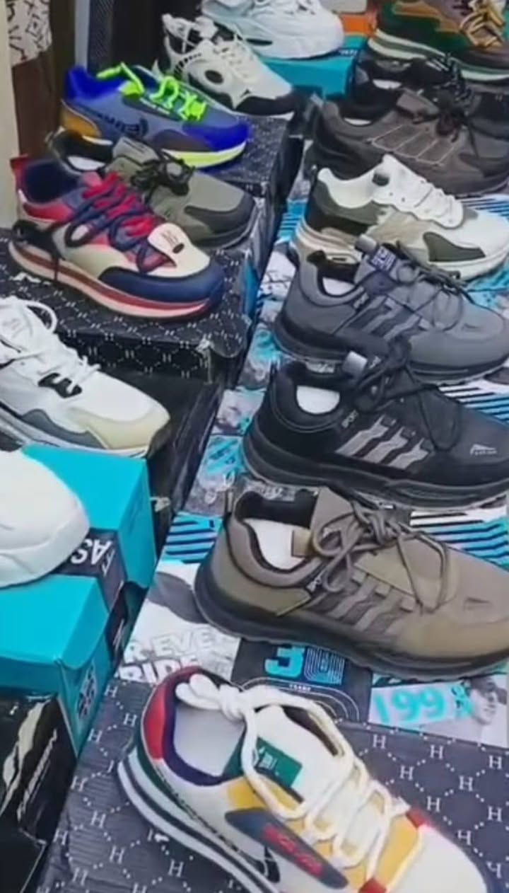 السلام عليكم عندي شلعه احذيه رجالي بيهه فوك ال ١٠٠ قطعه الشراي*********** هاذا رقمي ابيع شلع
