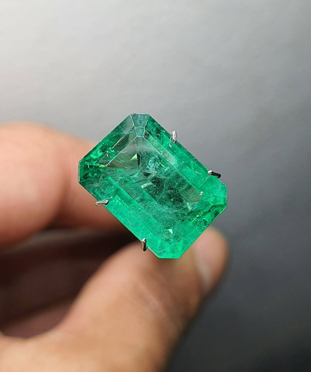 ماشاءالله…زمرد زامبي طبيعي اصلي درجة أولى شرط الفحص شبيه الكولمبي تمامآ وزن 9 قيراط حجم 14 ملم للبيع بسعر 200 دولار
***********
