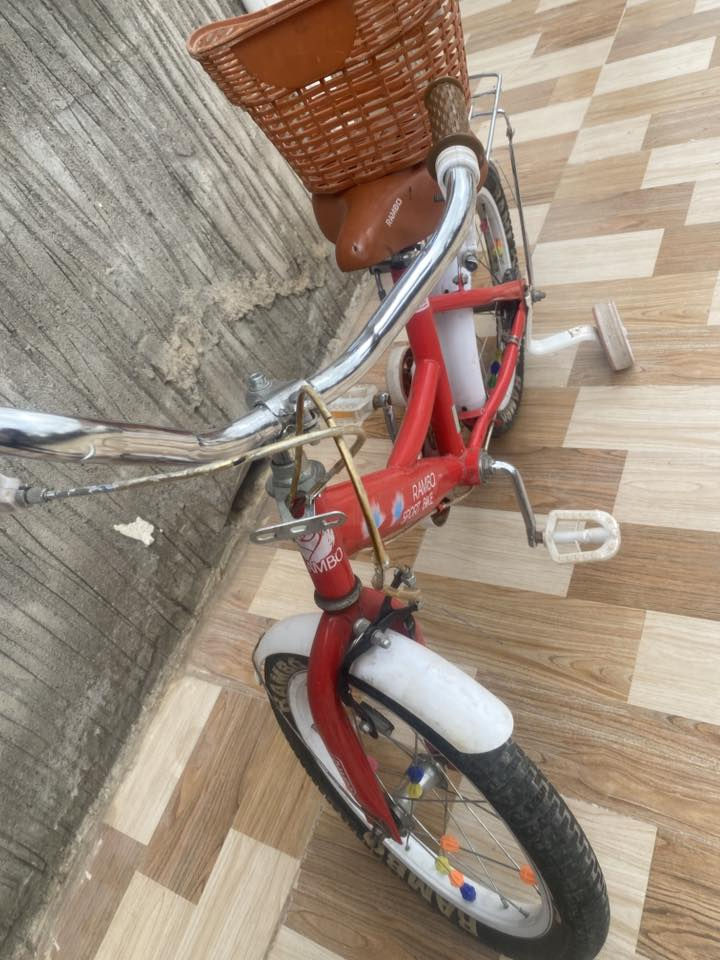 للبيع بايسكل نضيف كلش مال اطفال سعر45 وبي مجال مكاني حي سماح *********** بي واتساب هم
