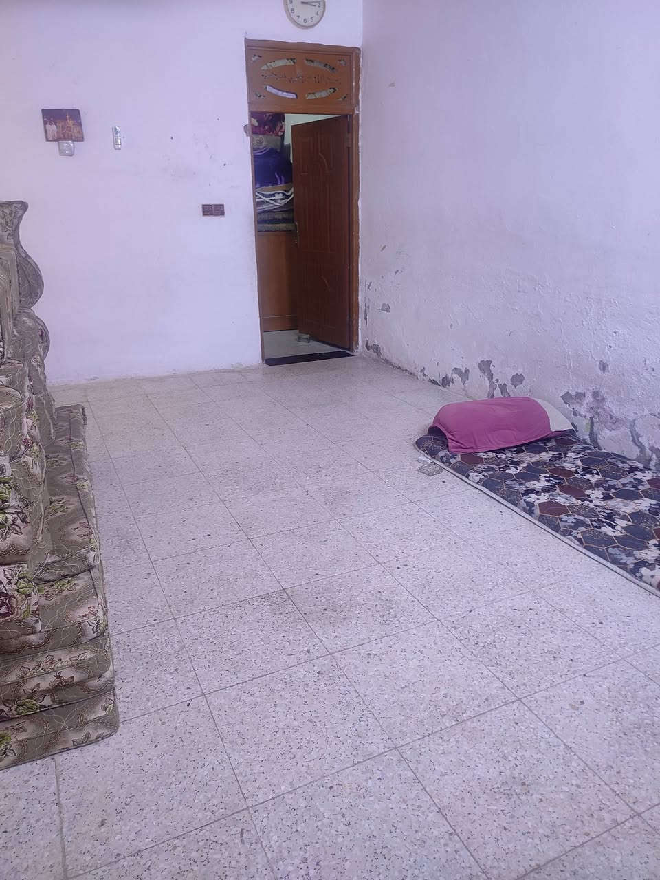 بيت رهن مساحة 100م بل عسكري مدارس منطقة 6000 غرفة وصالة ومطبخ وتخاريج وطارمة كاشي سارمك السعر 22مليون لاتصال ***********
