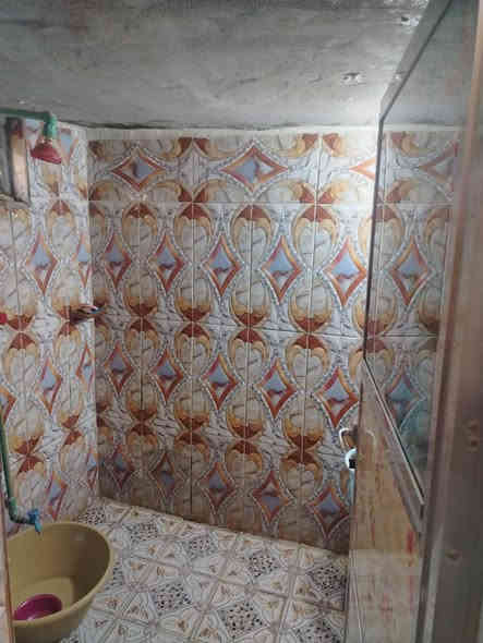 السلام عليكم دار للبيع ورديه خارج خلف معمل ابو كيره بيت كامل يحتوي عل 3غرف6×4 واستقبال  7×4وهول7×4 +هول ثاني مطبخ 4×4مجمع صحيات طابق ثاني وطابق اول البيت طابقين خدمات كامله ماء +كهرباء +انترنيت ضوئي مابيه اي نقص شارع 6امتار مساحه البيت 180متر يبعد عن التبليط 200متر الطابق الاول صب كونكريت والطابق الثاني سنوديج السعر 68وبيه مجال 
رقم الهاتف ***********
رقم الهاتف ***********
