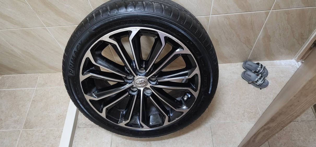 السلام عليكم .
عندي طخم +واحد سبير ويل كب كورلا حجم 17 نظافتها 80% بلادي  . 
وارضيات كورلا قماش كلهن بلديات. 
مكاني بسمايه .
الوياله ٣٠٠ الف 
والارضيات ٦٠ الف 
رقم ***********
