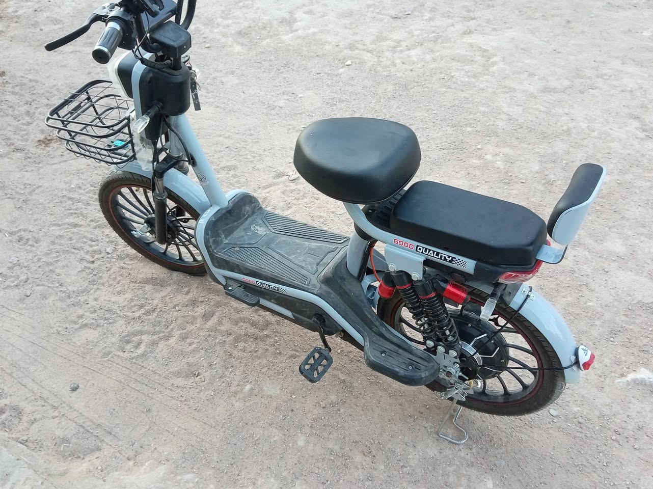 السلام عليكم دراجه شحن حجم 20 جديده ستوه طالعه من وكيل 4 نمر 5بطاريات سرعته 100 ماشيه 5 كيلو  السعر خاص رقم موبايل ***********
