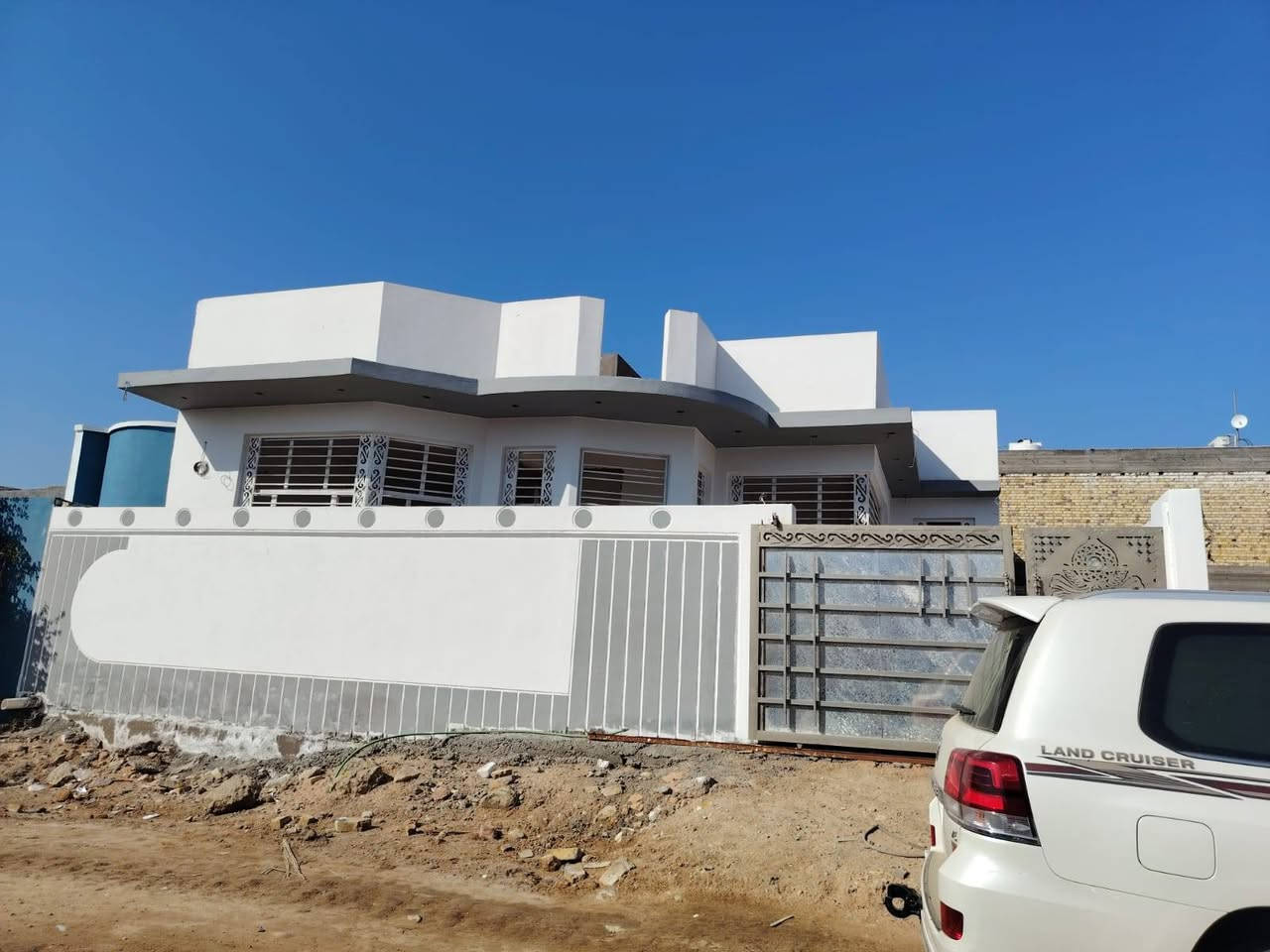 يا الله 
دار للبيع في حي الثقافي خلف مطعم ايوب ملك صرف عثماني مساحة 240 متر الوجه 12 متر والنزال 20 متر يتكون من طابق واحد يحتوي على غرفتين نوم مع صالة كبيرة واستقبال ومطبخ حار بارد ومجموعتين صحية خارج وداخل للإستفسار أكثر مراجعة مكتب الشهد للعقار في خدمي حي المعلمين مقابل مصرف المتحد للاستثمار أو الاتصال على الأرقام التالية 
***********
***********
