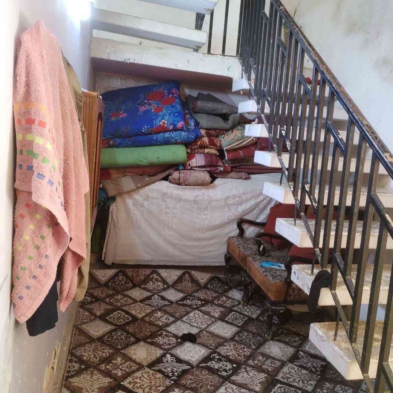 السلام عليكم بيت للبيع مساحة 150متر واجهة 8يحتوي على 4غرفة نوم وصالةومطبخ وخدمات  طابق الارضي كامل طابق الثاني نقصة ابياض وارضيات تستلم كامل موقع ممتاز شرطة الخامسة خلف افران الساعدي الاستفسار على هذا الرقم ***********
