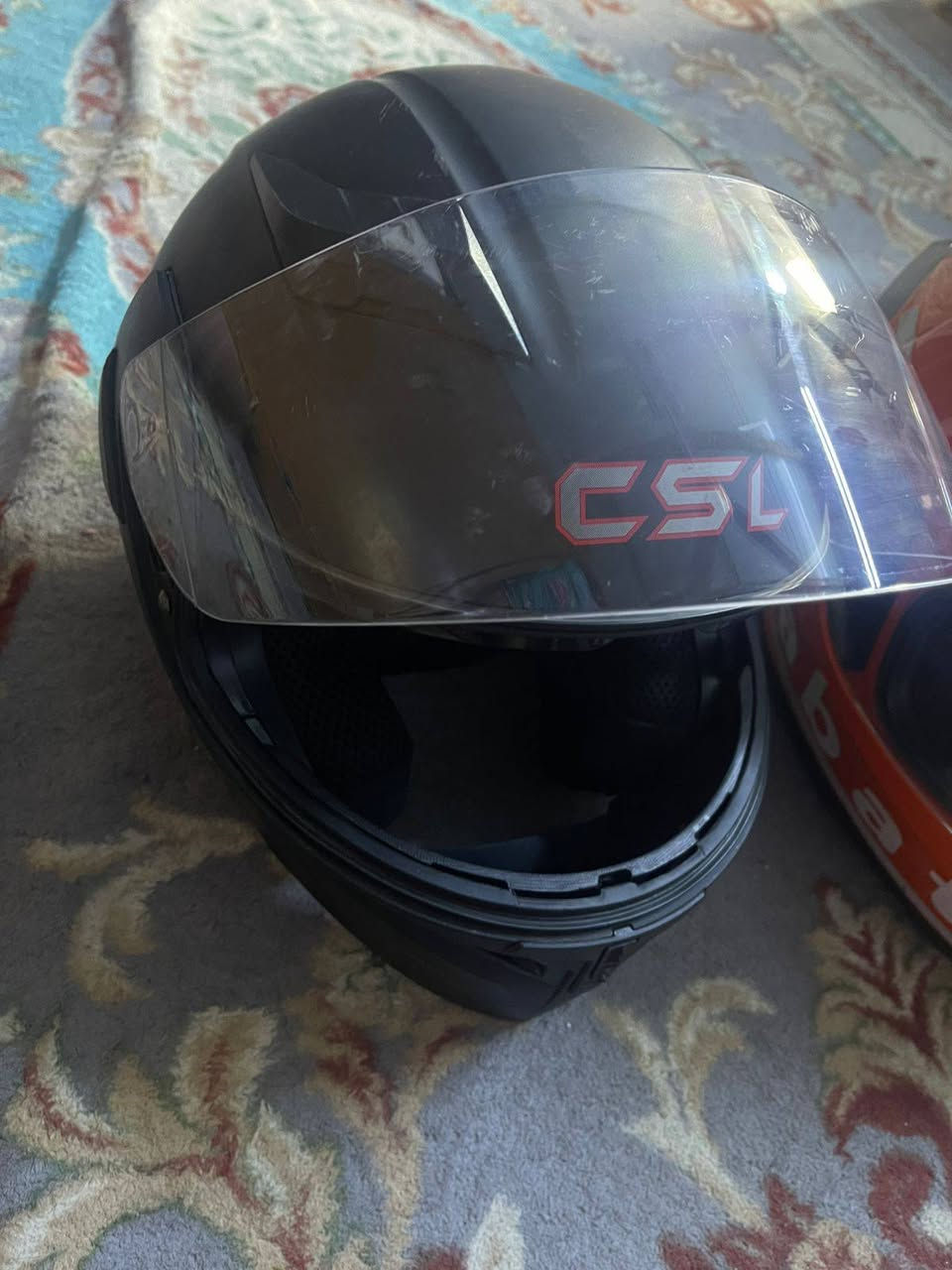 السلام عليكم خوذ عدد 2 للبيع وحده طلبات ما مستخده وثانيه لكيته بسياره جبناه استيراد من امريكا عارضهن للبيع 
الخوذه سوده حجمه صغير ومال طلبات حجه عادي سعر 125 الف وبيهن مجال مكاني بغداد حي الترث مال بياع تواصل ***********
