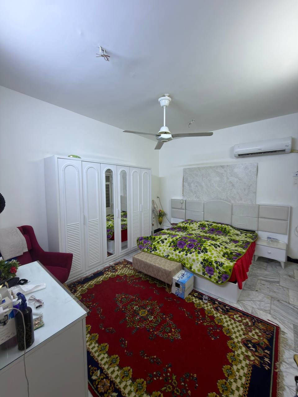 دار للبيع مساحه 90م /في حي البنوك محله319
الواجه 5,5 النزال 16
مدخلين
الطابق الأرضي يحتوي على صاله + مطبخ + حولي + غرفه نوم + خدمات 

الطابق الأول يحتوي على 2غرف نوم سويت + خدمات 

الطابق الثاني يحتوي على سطح + بيتونه

للاستفسار اكثر اتصال بالرقم او مراجعه مكتب الجوهره للوساطة العقارية الكائن في شارع الكنيسه مجاور ثانويه الكفاءات 

0773 983 2266
