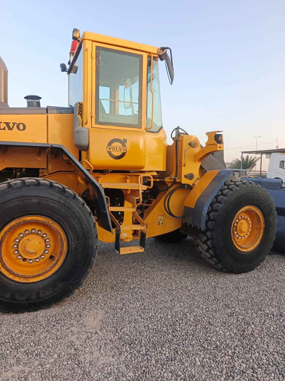 سلام عليكم للبيع شفل فالفو حجم 90LE انجكتر موديل 2003 رقم سليمانيه باسمي وشرط التحويل سنويته جديده جاهز مابيه كل نقص بس تبريده مايشتغل خابر ع الرقم مكلف بالنشر مكانه كركوك للاستفسار ***********سعر
