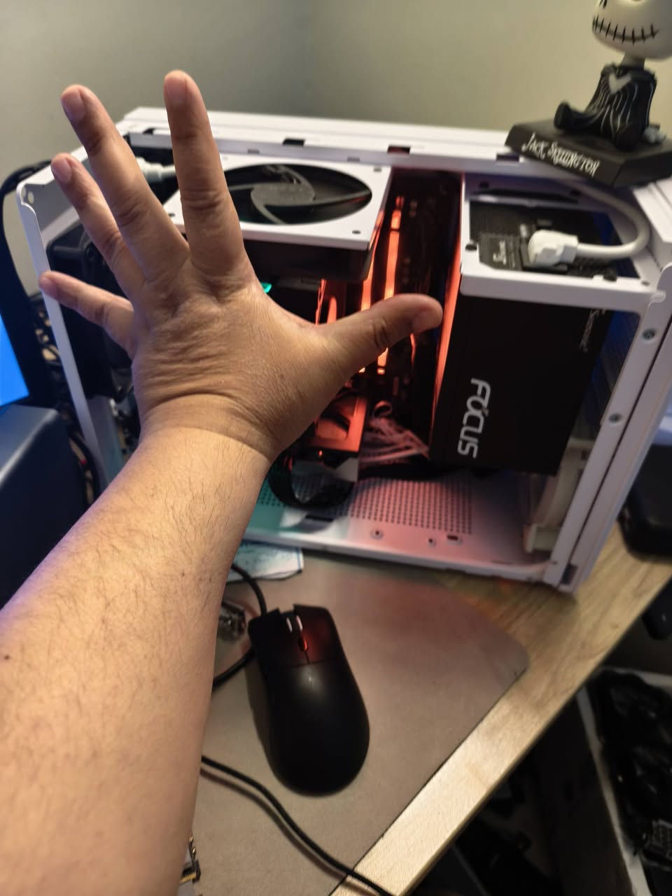 تجميعة mini
* **CPU:** AMD Ryzen 7 5800X

 * **Motherboard:** Gigabyte B550 AORUS Elite

 * **RAM:** AORUS RGB 16GB (2x8GB) 3200MHz

 * **GPU:** MSI GeForce RTX 5060 8GB

 * **Storage:** Lexar 1TB M.2 NVMe SSD

 * ** Platinum  750 Watt seesonic

 * **Case:** RGB mini Case

السعر مليون و500


**إذا كنت صاحب هذا الإعلان وتريد حذفه لأي سبب، رجاءا أرسل رسالة إلى الدعم الفني**