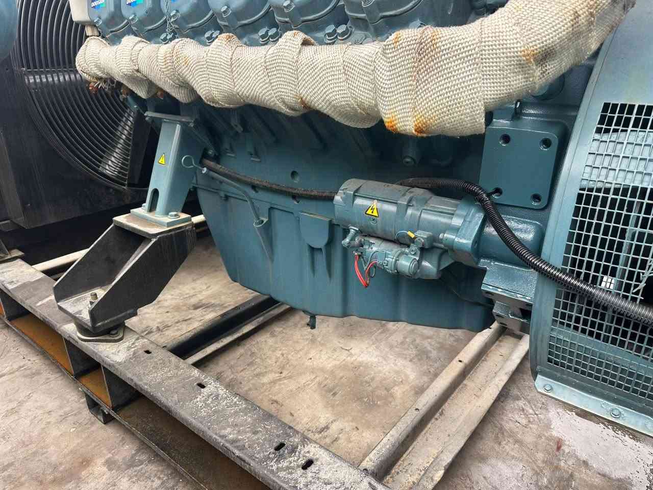 السلام عليكم 
دوسان 12 سلندر 
750kva 
ساعات العمل اقل الف ساعه 
نظام اوتو حمايه فول اوتماتيك
وضع بلاد شركة  
أربيل صناعه جنوبيه 
نظام اوتو حمايه فول اوتماتيك
وضع بلاد شركة  
🚚يوجد توصيل الى جميع المحافظات وبضمان🚚
🚚كياندن هةية بو هةموو شاركان بةكرينتى🚚
 للاستفسار:
 ابو علي 
***********
***********
***********
