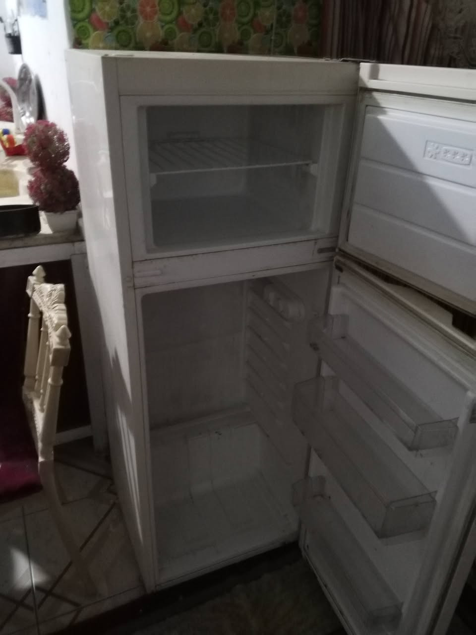 ثلاجه للبيع 100 وبيها مجال *********** وهذا الرقم موجود والاتصال على هذا الرقم
