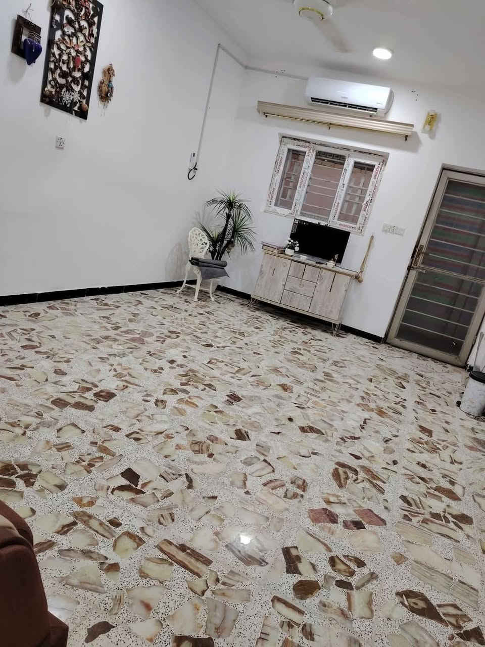 اعلان....
بيت للبيع بالدوح مساحته 220 متر  بناء على طلب صاحب البيت 

غرفتين وصاله ومطبخ وبراني وصحيات خارجيه وداخليه

مطلوب 60

التسديد الشهري 330

السعر الكلي  145 المجال
____________

تنطي لصاحب البيت 85مع المجال 

*********** 📞📞📞

*********** 📞📞📞

***********📞📞📞

♦️♦️♦️♦️♦️♦️♦️♦️

#مكتب_الساعي_للعقار 🏠🏠🏠🏠🏠

#العنوان_السماوه_سايدين_حي الشرطه
