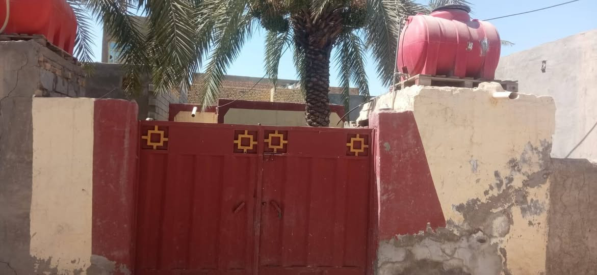 السلام عليكم دار الإيجار مساحه 110مكون غرفه واستقبال ومطبخ صغير مكان حي العسكري قرب ساحه كلبجه الاستفسار ***********
