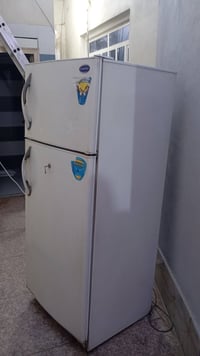 ثلاجه للبيع ما اعرف شنو نوعها شغاله وكلشي ما بيها 07807044352