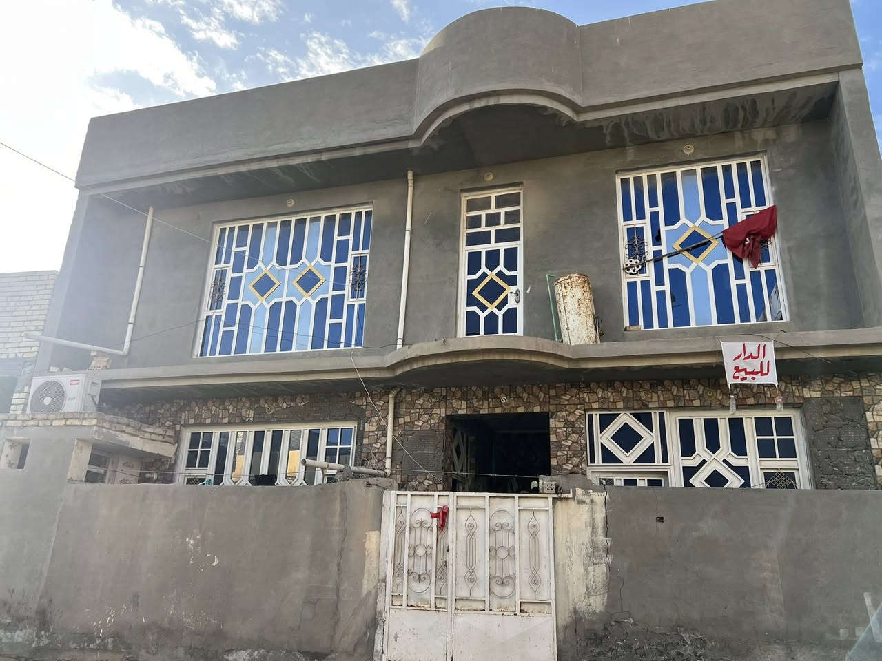 بيت للبيع 
الموقع الجديدة فرع مقابيل مدرسة اجنادين 
اول فرع بلجديدة 
البيت ركن وجهين 
خلف اسواق قحطان 
بيت كامل مكمل 
مساحة البيت 125م
يتكون من استقبال وصالة ومطبخ وغرفه نوم وصحيات 
الطابق الثاني 
3غرف نوم وصالة 
وصحيات خارجيه 
للاستفسار الاتصال ع الرقم ‭
0772 458 7268‬
